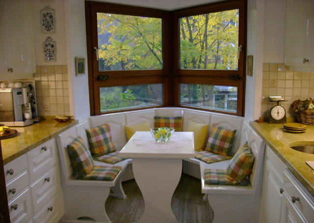 Utformningen av matplatsen i köksens triangulära fönsterfönster