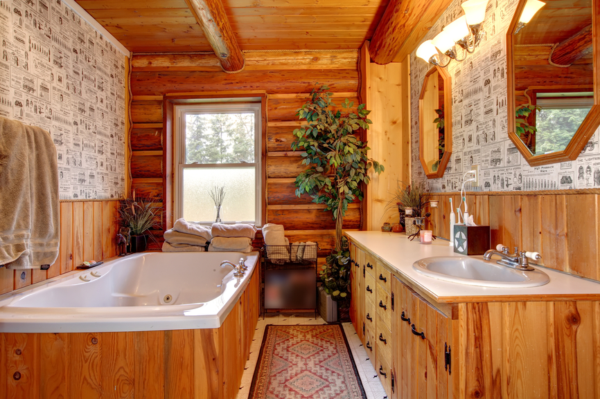 חדר אמבטיה צר בבית עץ