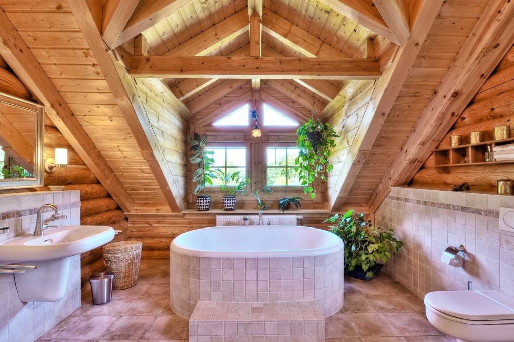 גימור אמבטיה בעליית הגג של בית כפרי