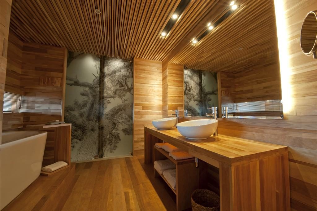 לוחות עץ על התקרה בחדר האמבטיה