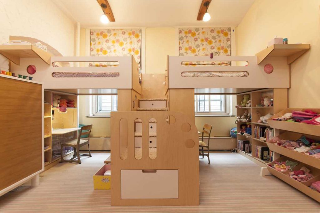 أثاث المكاتب في غرفة الأطفال
