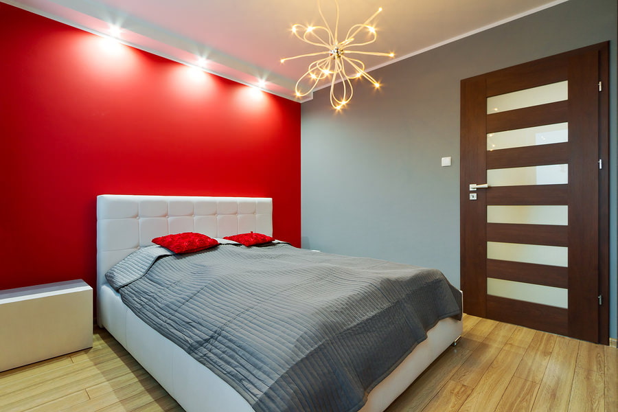 جدار أحمر في الداخل من غرفة نوم صغيرة