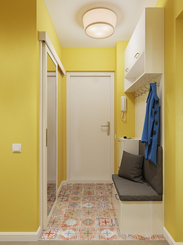 תכנון מסדרון קטן עם קירות צהובים