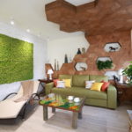 جدارية خضراء في غرفة معيشة ذات طراز بيئي