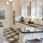 Perabot dapur dengan countertop batu