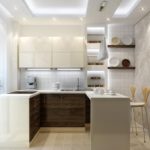 Iluminação brilhante em uma cozinha retangular