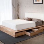 Szuflady w drewnianym łóżku