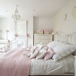 Romantisches Schlafzimmer im Provence-Stil