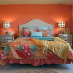 Oranža siena guļamistabas interjerā
