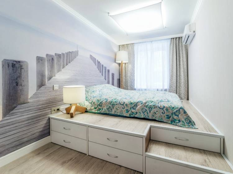 Realistiska fototapet i designen av ett litet sovrum