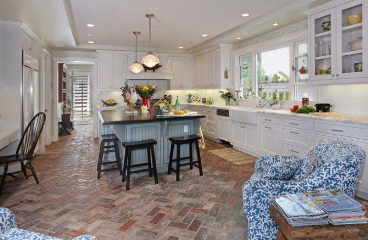 Dapur luas dengan jubin batu di atas lantai