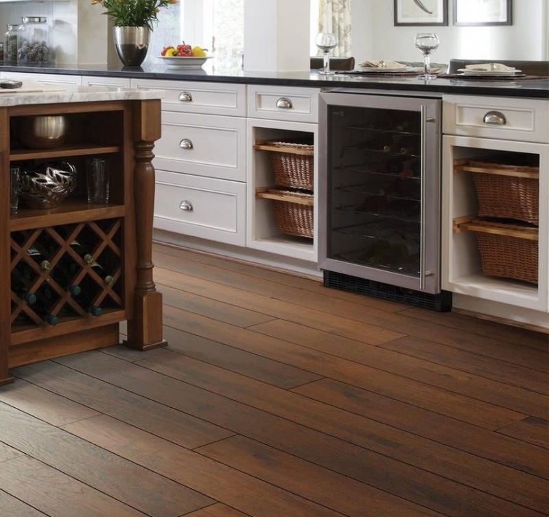 Podea de bucătărie din lemn maroniu