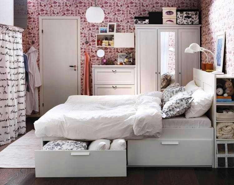 Białe łóżko z szufladami w sypialni o powierzchni 10 kwadratów
