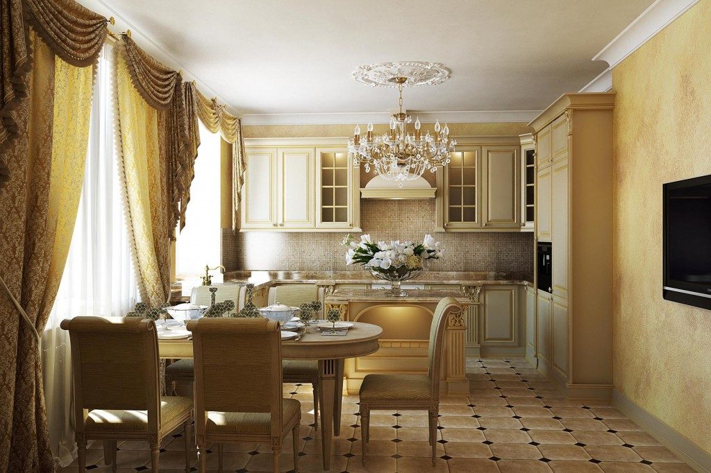 Área de jantar em uma cozinha retangular de estilo clássico