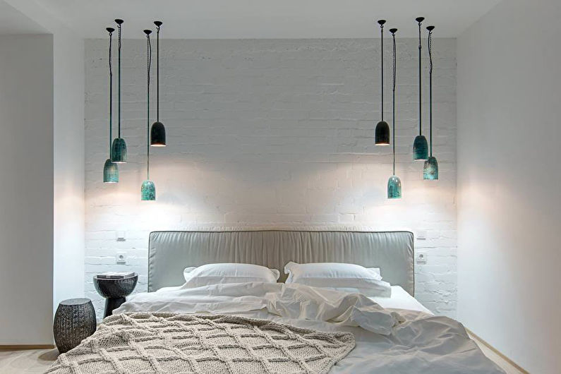 Đèn treo phía trên giường trong phòng ngủ