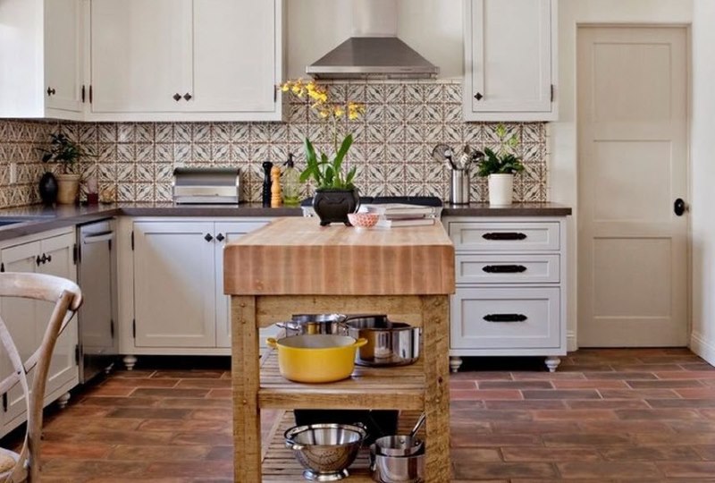 Virtuves dizains ar matētām akmens flīzēm