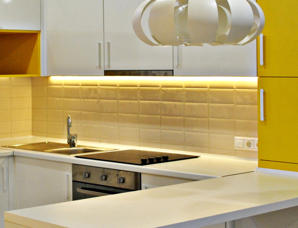 Organização de iluminação de uma pia em uma cozinha moderna