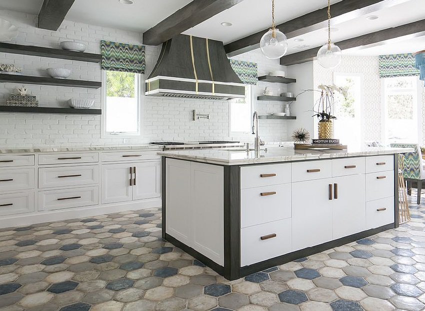 Flerfarvede gulvfliser i design af køkkenet