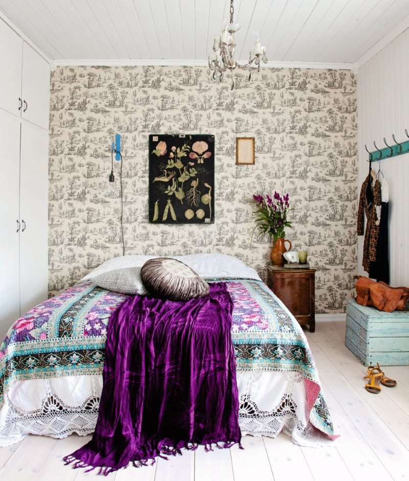 غطاء سرير مخملي في غرفة النوم في مساحة 9 أمتار مربعة