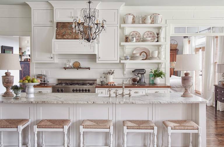Nhà bếp màu trắng theo phong cách cổ điển