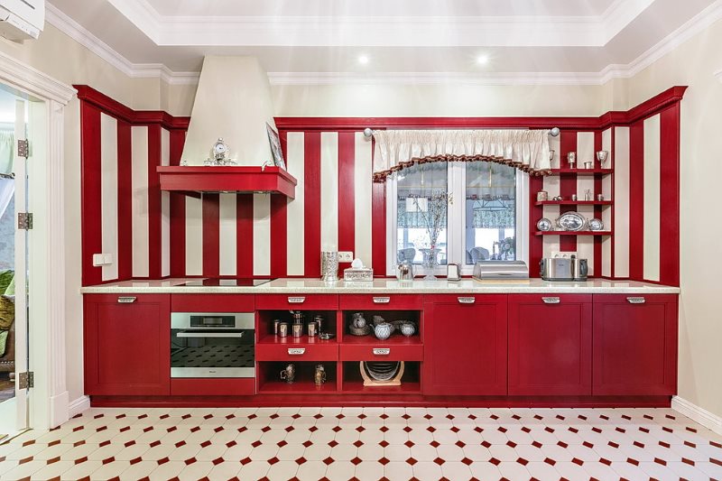 تصميم المطبخ باللونين الأحمر والأبيض.