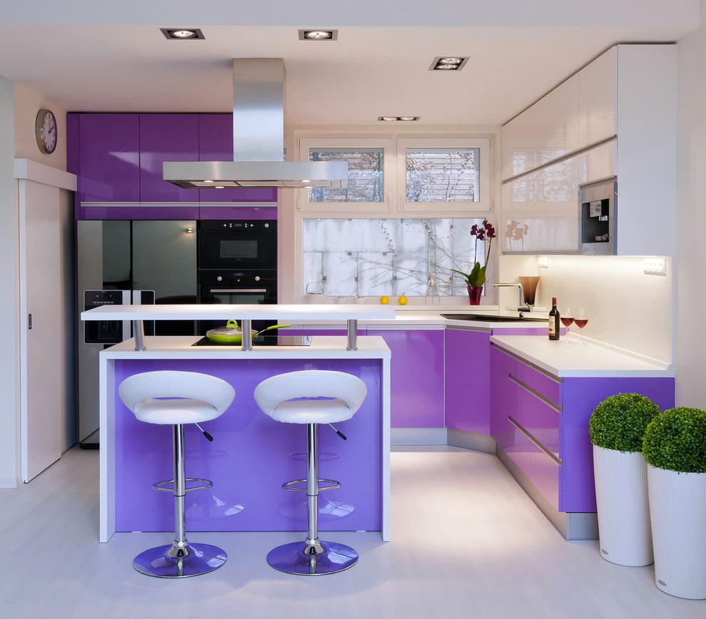 Ontwerp van een moderne keuken met een lila set