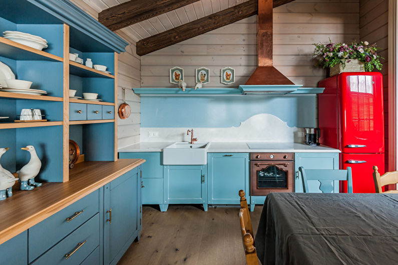 Tirkīza krāsas mēbeles ar atvērtiem plauktiem zemnieciskā virtuvē
