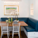 Gran sofá esquinero azul con cajones