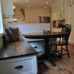 Drevené lavice s úložným priestorom v kuchyni