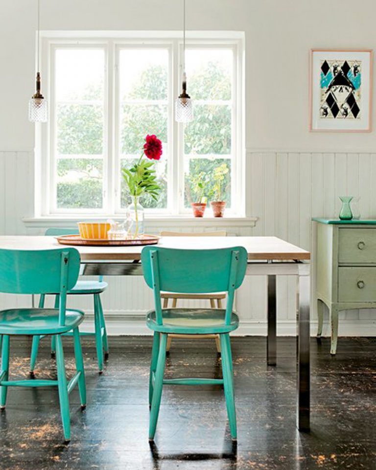 כסאות עץ מנטה במטבח של בית פרטי