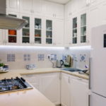 Bucătărie compactă în alb