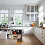 Interiorul bucătăriei-sufragerie în alb