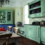Lantai dapur gelap dengan perabot berwarna biru