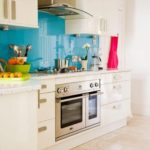 Bucătărie albă cu șorț albastru