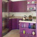 Prestatges púrpura al final de la cuina