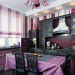Față de masă violetă pe masa de bucătărie