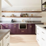 Kücheninnenraum ohne hängende Kabinette