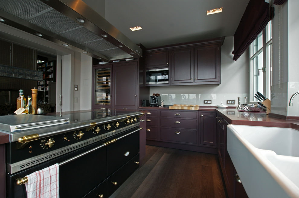 Interior da cozinha roxa clássica