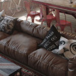 Canapea modulară maro pentru bucătărie-living în stil mansardă