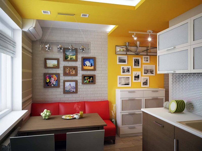 أريكة ضيقة على التوالي مع تنجيد أحمر في المطبخ مع جدار أصفر