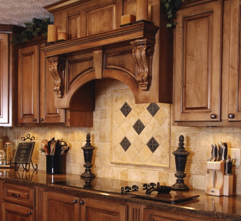 Cutie din lemn cu capota în bucătărie clasică
