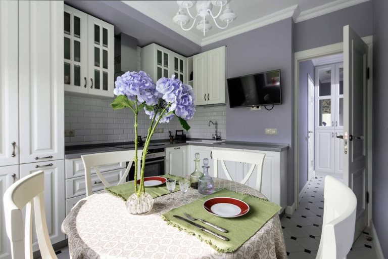 Interiorul bucătăriei în stil Provence, cu pereți de lavandă
