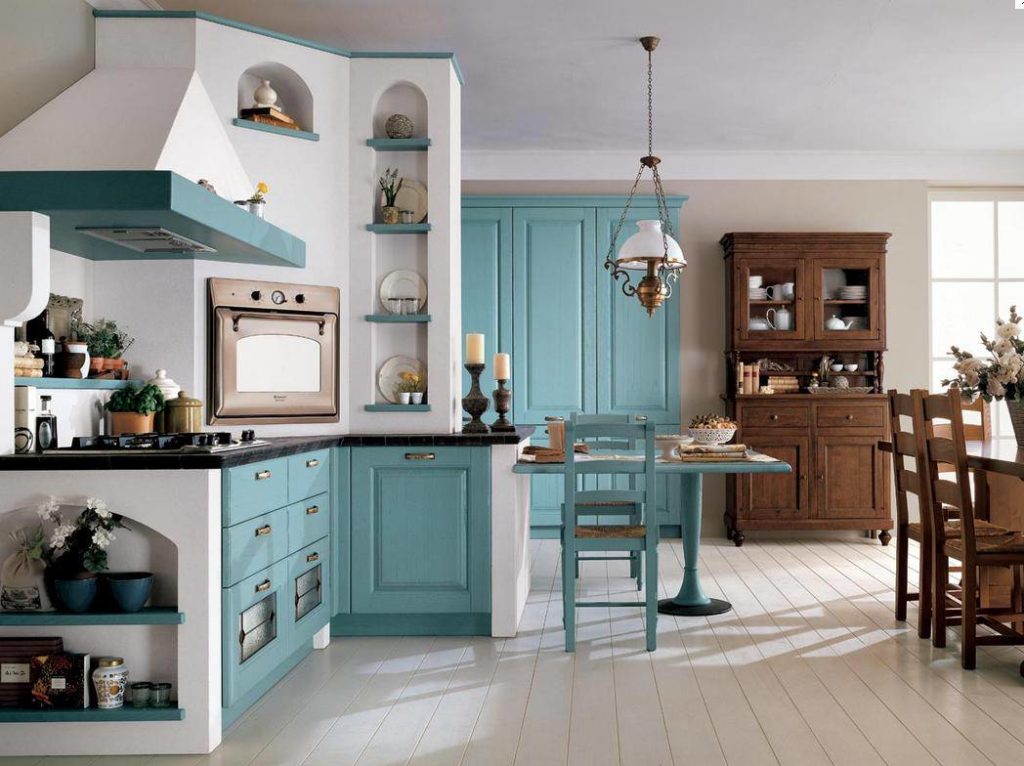 Dinding pepejal di dapur dengan perabot berwarna biru