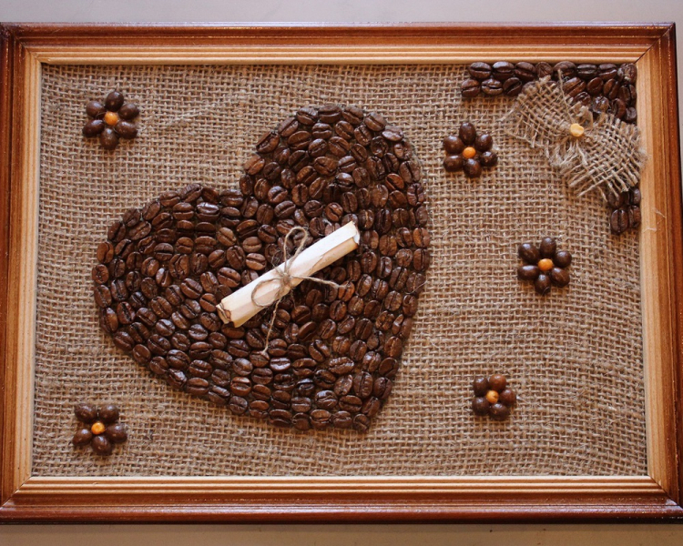 Inimă de boabe de cafea într-o imagine într-un cadru de lemn
