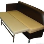 Ispod sjedala sofe nalazi se mjesto za odlaganje, a naslon se nasloni, stvarajući dodatno mjesto za spavanje