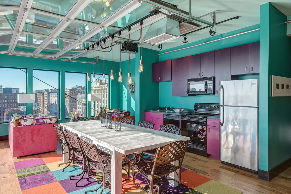 Virtuvės baldai su violetiniais skirtingų atspalvių fasadais