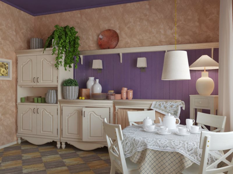 Rustikálny interiér kuchyne s fialovou zásterou