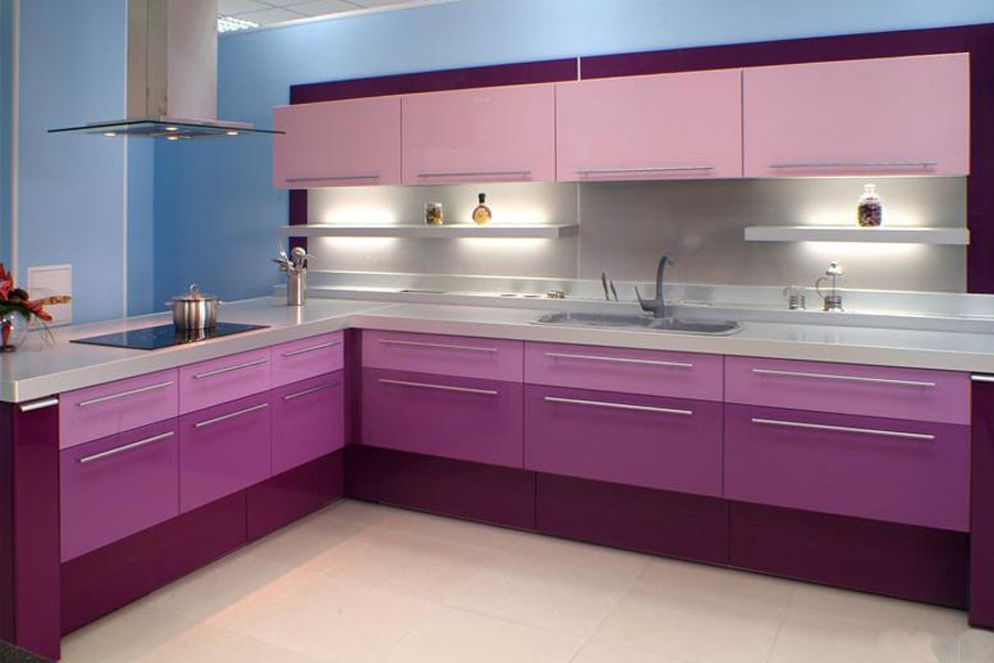 Stūra virtuve dažādos purpursarkanos toņos