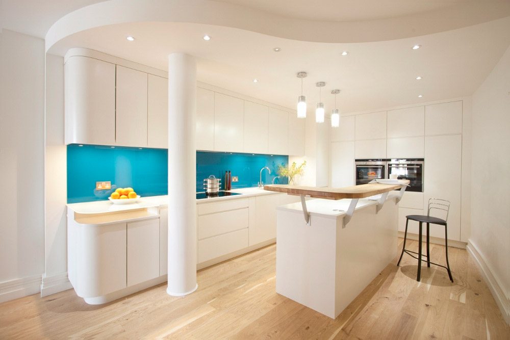 Gaiša virtuve mūsdienīgā stilā ar zilu priekšautu