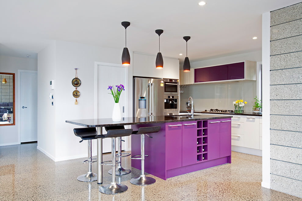 Minimalistyczny fioletowy design kuchni